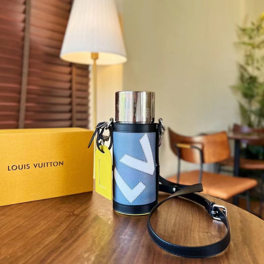 Thermal bottle for water from Louis Vuitton - Image 2 of 5