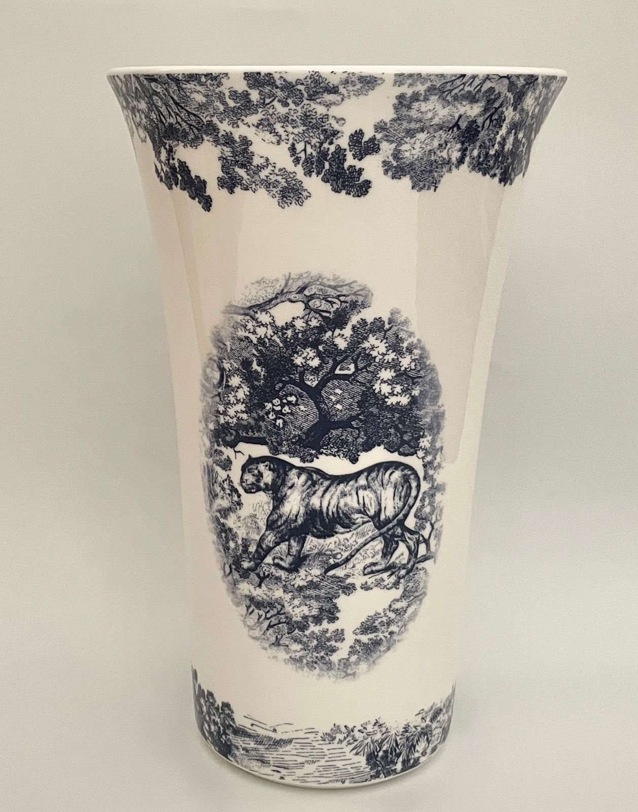 Dior Vase white - Image 2 of 3